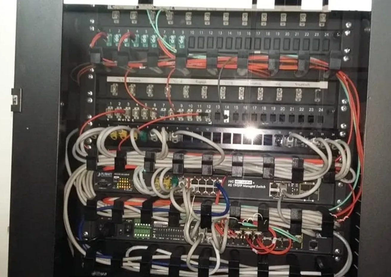 Armadio rack di rete cablato da La Paudice Impianti