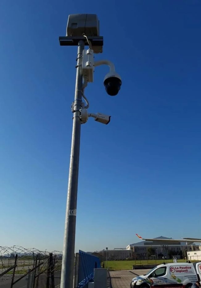 Palo con telecamere e furgone aziendale